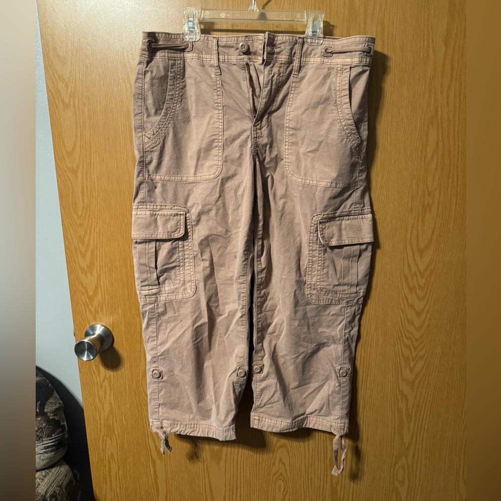 American Eagle women’s Tan Cargo capris